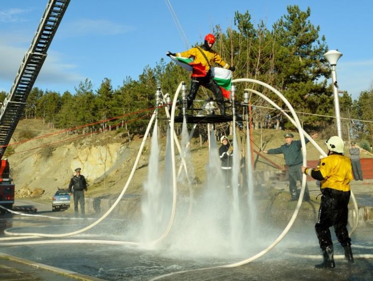 Водни струи вдигнаха пожарникар на 3 метра височина в Черноочене
