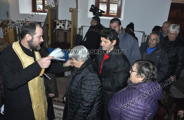 Отец Никола служи в „Свети Никола“ на Никулден, освети рибарски такъми