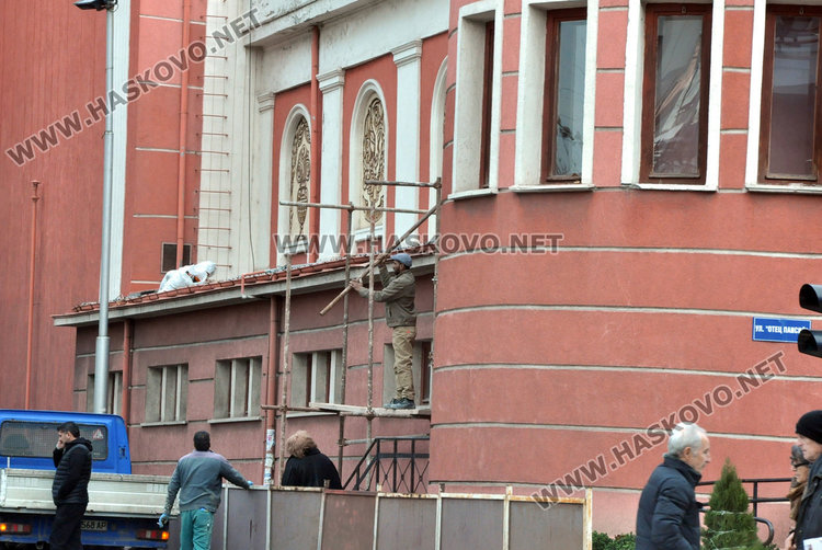 Започна ремонт на театъра, обновяват паното на фасадата