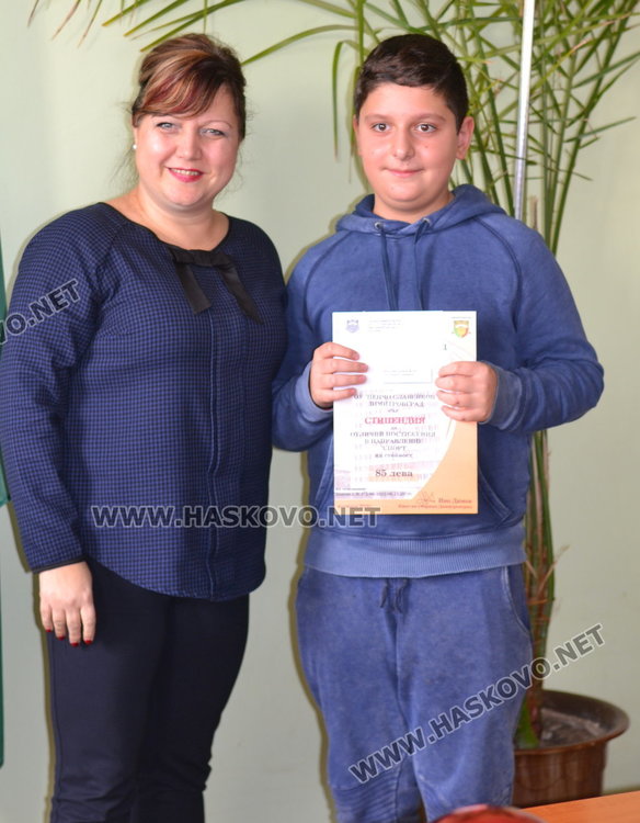 Даровитите деца от ОУ "Пенчо Славейков" получиха грамоти и парични награди