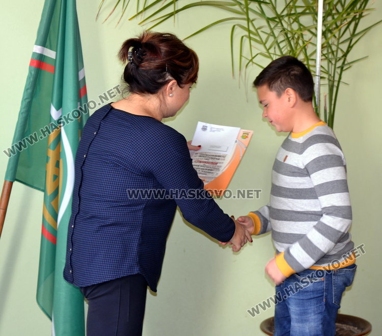 Даровитите деца от ОУ "Пенчо Славейков" получиха грамоти и парични награди