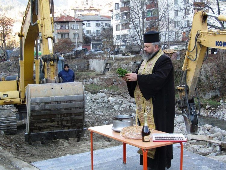 Започнаха строителство на подпорна стена в рисков при наводения район в Смолян