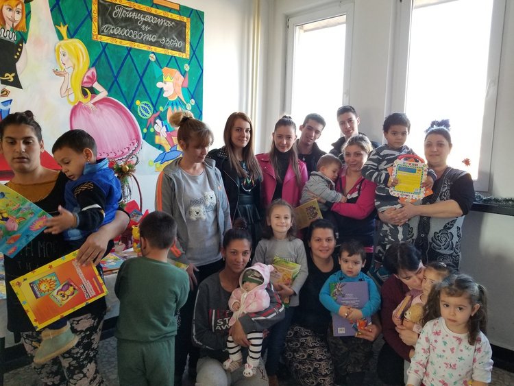 Ботевци изненадаха децата от Детското отделение в болницата с книжки