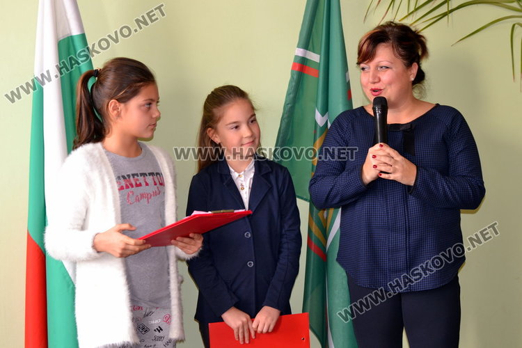 Даровитите деца от ОУ "Пенчо Славейков" получиха грамоти и парични награди