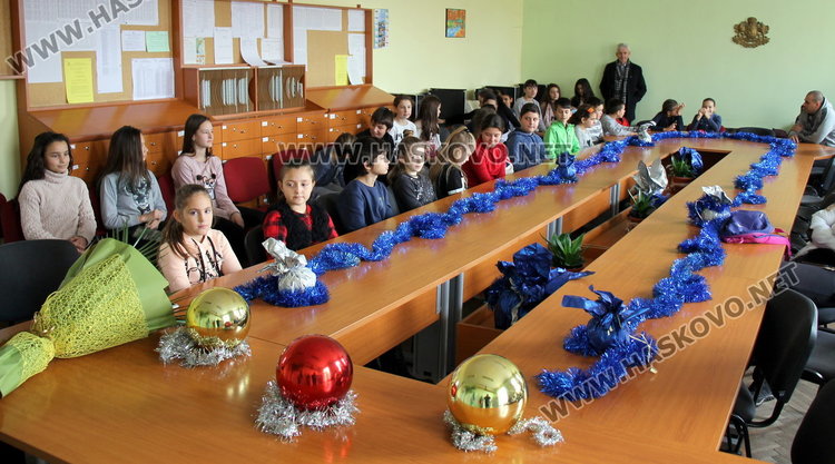 Даровитите деца от ОУ "Пенчо Славейков" получиха грамоти и парични награди