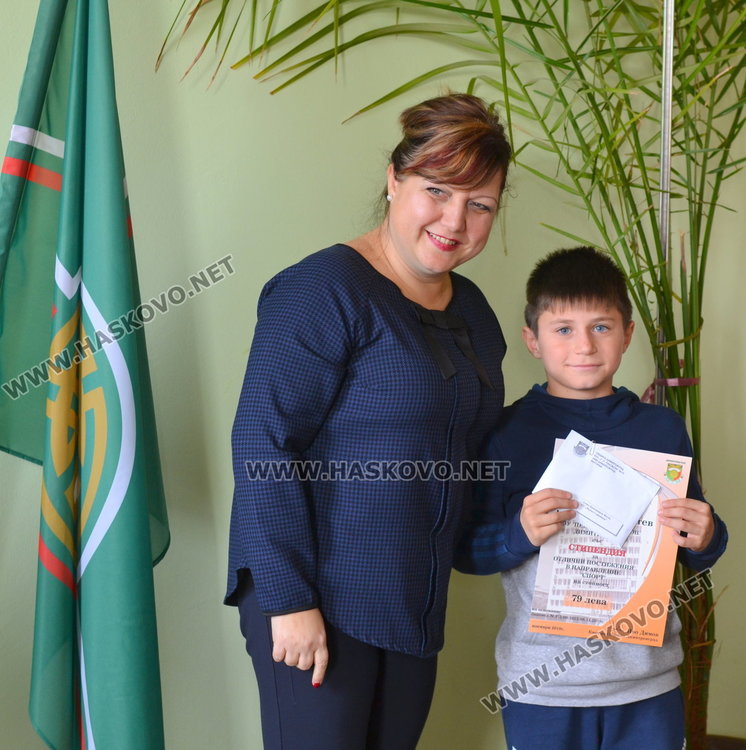 Даровитите деца от ОУ "Пенчо Славейков" получиха грамоти и парични награди