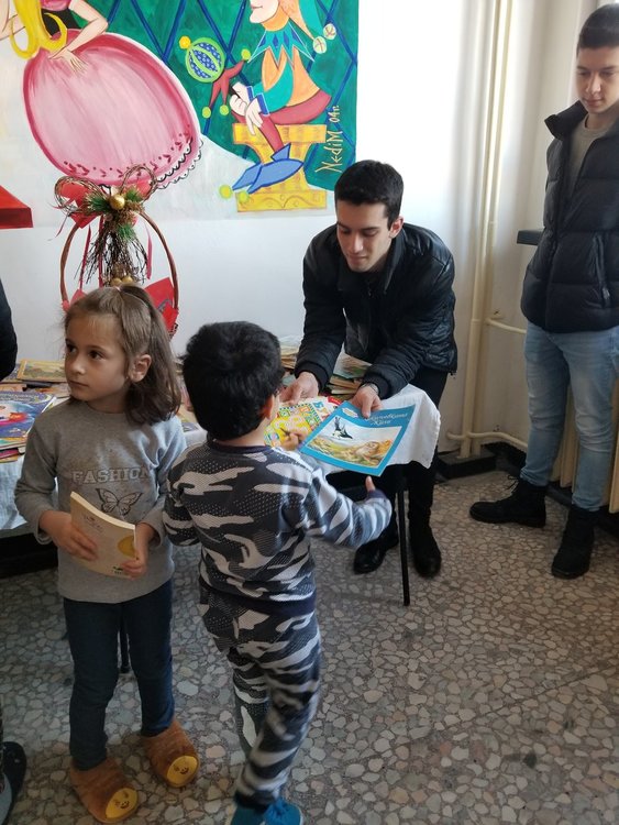 Ботевци изненадаха децата от Детското отделение в болницата с книжки