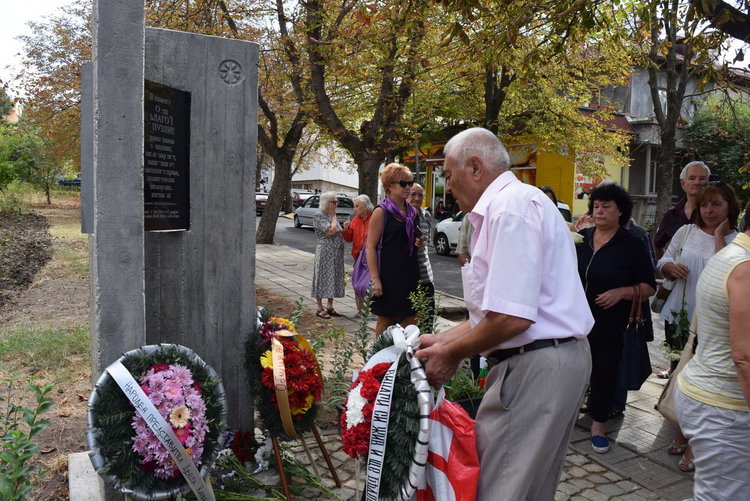 Мехмед Ришад пред паметника на отец Топузлиев