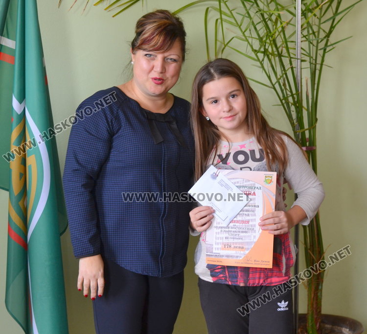 Даровитите деца от ОУ "Пенчо Славейков" получиха грамоти и парични награди