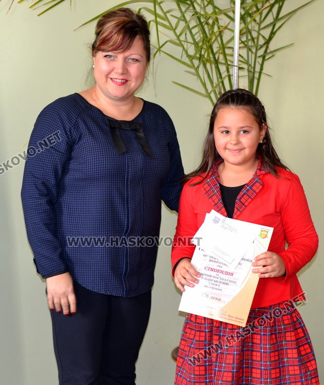 Даровитите деца от ОУ "Пенчо Славейков" получиха грамоти и парични награди