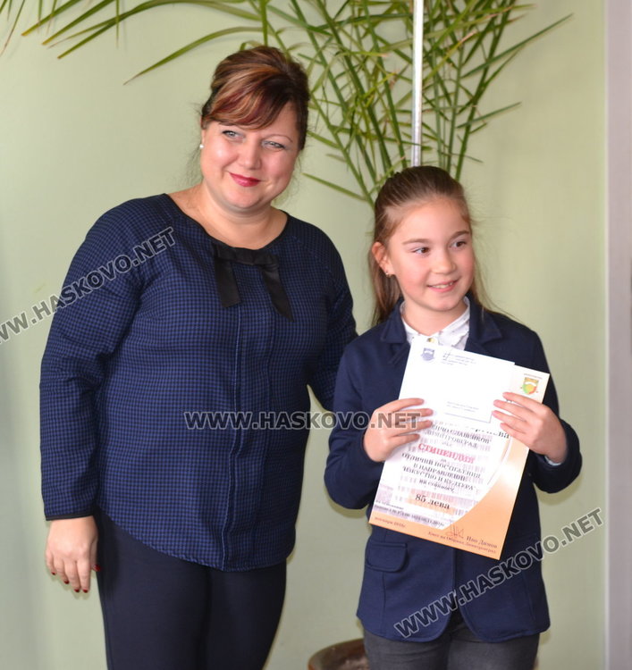 Даровитите деца от ОУ "Пенчо Славейков" получиха грамоти и парични награди