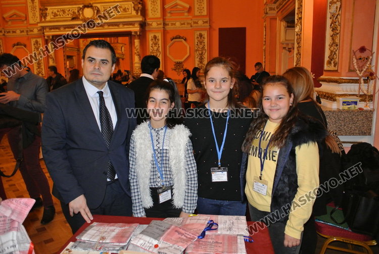 Зам.-министър на опашка в книжАРТницата на училище &bdquo;Смирненски&ldquo; 