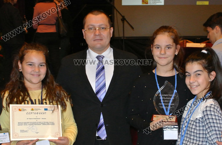 Зам.-министър на опашка в книжАРТницата на училище &bdquo;Смирненски&ldquo; 