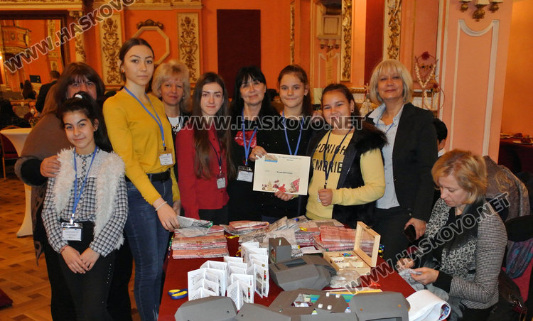 Зам.-министър на опашка в книжАРТницата на училище &bdquo;Смирненски&ldquo; 