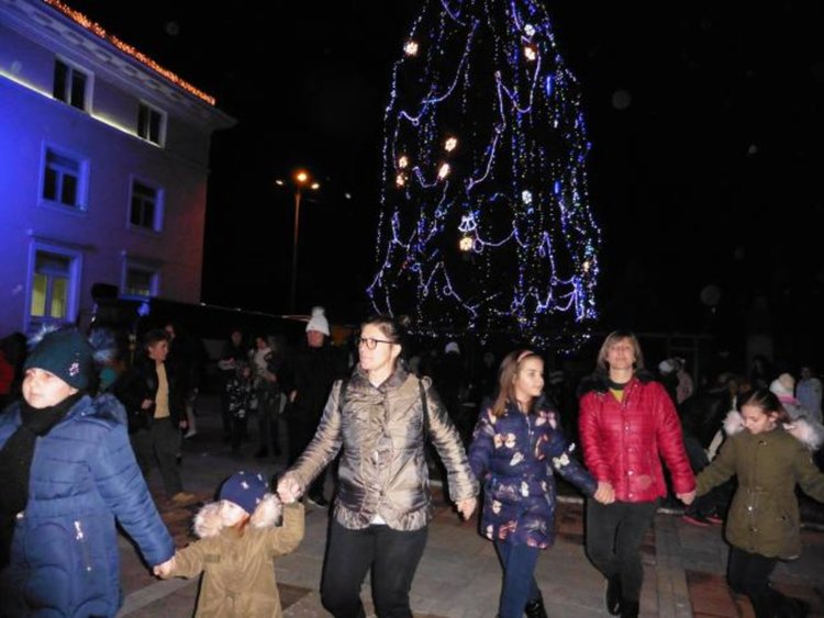 В Кърджали грейнаха светлините на Коледната елха
