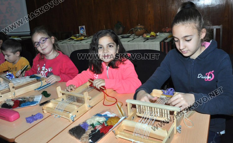 Деца тъкат шарени черги в музея