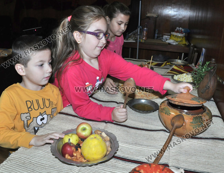 Деца тъкат шарени черги в музея