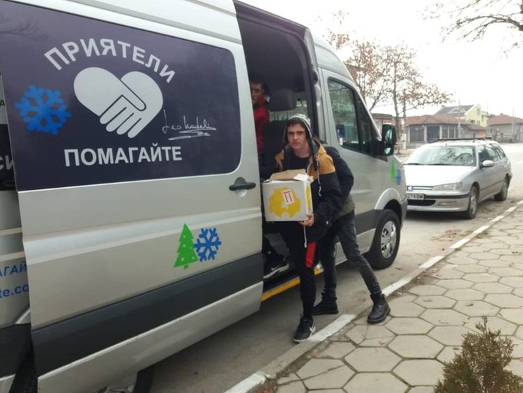 Над 40 чувала дрехи дебърци  даряват чрез "Приятели, помагайте"