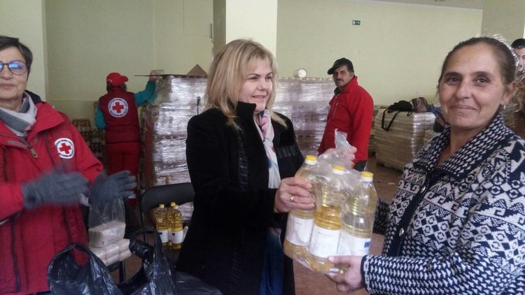 Зам.-областният управител Леман Али даде началото на раздаването на храни от БЧК