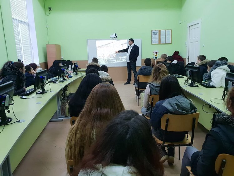 Ученици от село Градина разговаряха със съдия Здравчев за наркотиците