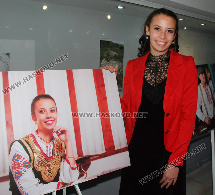 Ралица Димитрова до свой портрет от изложбата