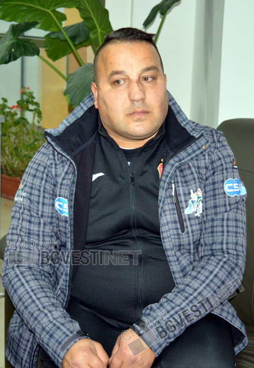 Илия Савов е на 29 години, не е спирал да работи и вярва, че трябва да си добър човек, за да успееш