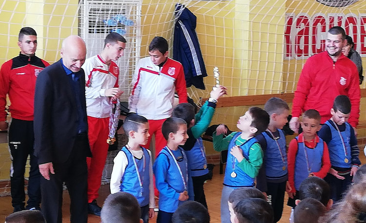 Деца от 7 градини се включиха в предколеден турнир „Аз обичам футбола“