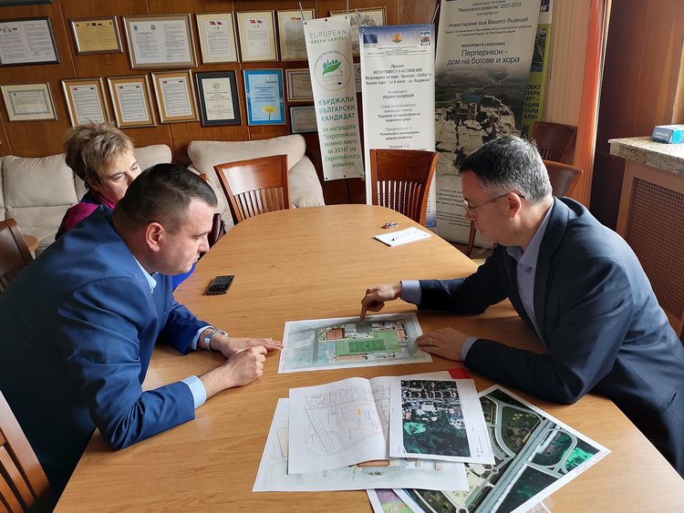 Областният и кметът договориха два варианта за местоположение на новата спортна зала