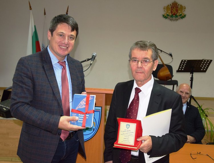 Кметът Ресми Мурад връчи плакет на поета Мехмед Чавушоглу, по случай 50-годишният му творчески юбилей