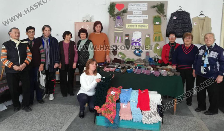 Конуш изпрати топли шалове, шапки, ръкавици за бездомници