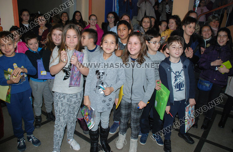 Ученичка от "Смирненски" организира благотворителен базар в подкрепа на деца