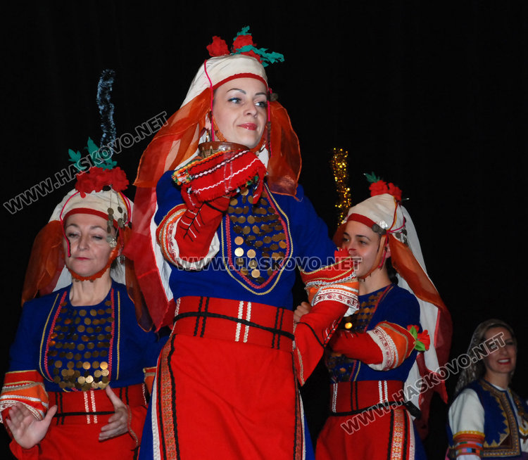 Ансамбъл „Китна Тракия“ с предколеден концерт в театъра