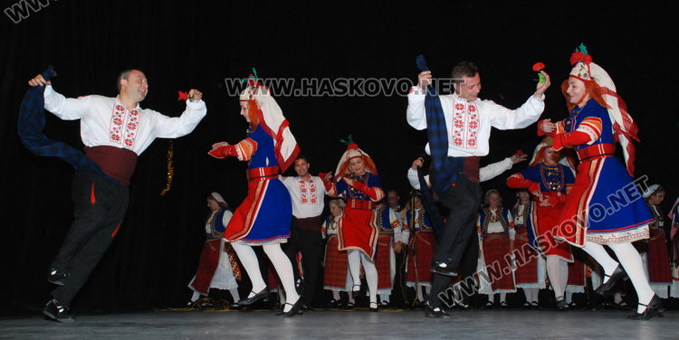 Ансамбъл „Китна Тракия“ с предколеден концерт в театъра