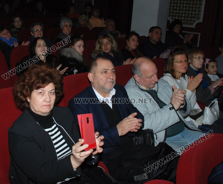 Ансамбъл „Китна Тракия“ с предколеден концерт в театъра