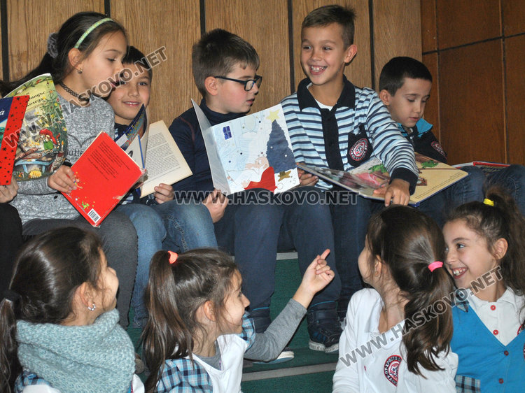 Второкласници с първа коледна салфетка за колекция 