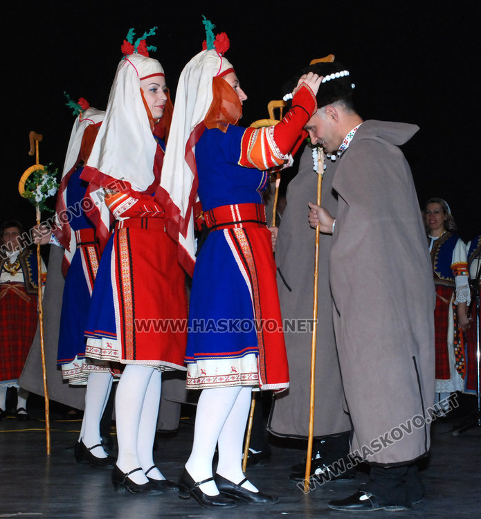 Ансамбъл „Китна Тракия“ с предколеден концерт в театъра