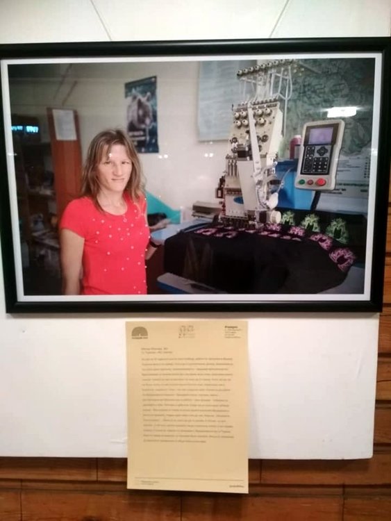 Мелха Колева, момичето родено в малко родопско село без ръце, още като дете се учи да плете и до днес работи и си вади хляба с труд и усмивка