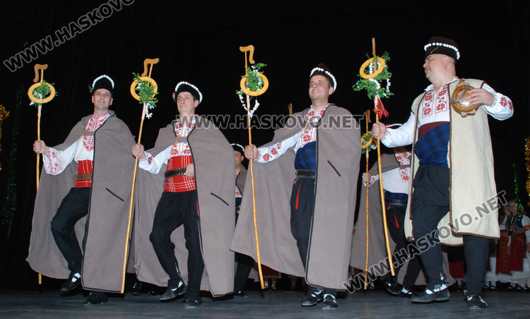 Ансамбъл „Китна Тракия“ с предколеден концерт в театъра