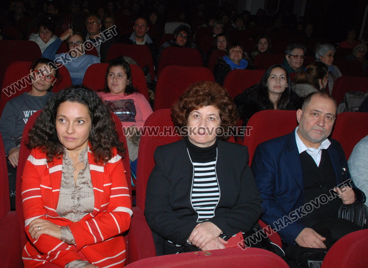 Ансамбъл „Китна Тракия“ с предколеден концерт в театъра