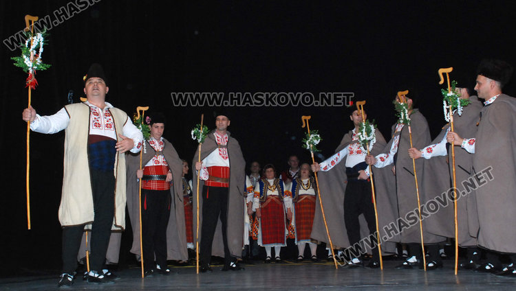 Ансамбъл „Китна Тракия“ с предколеден концерт в театъра