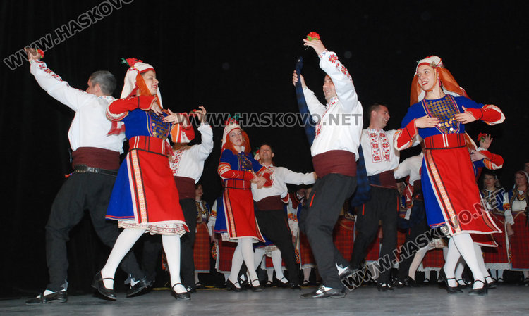 Ансамбъл „Китна Тракия“ с предколеден концерт в театъра