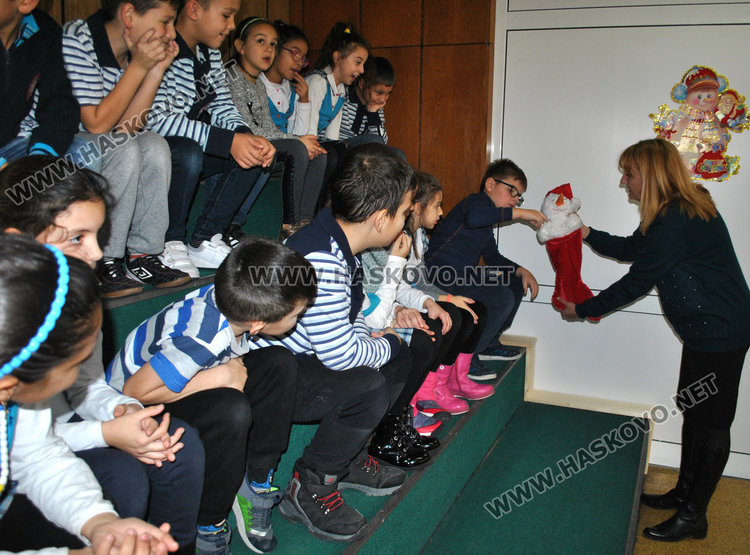 Второкласници с първа коледна салфетка за колекция 