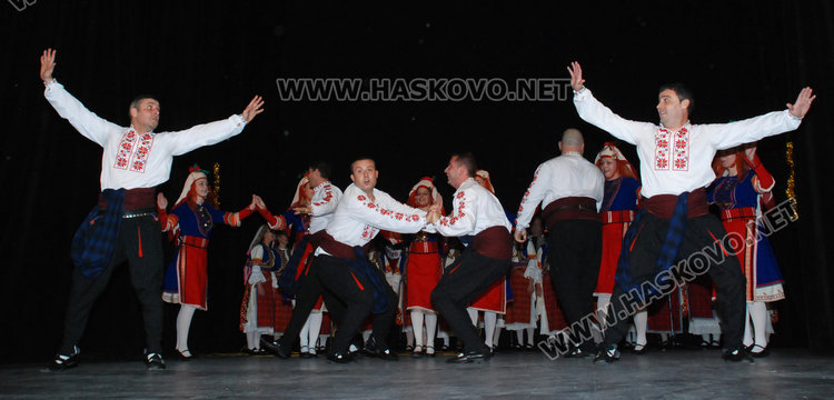 Ансамбъл „Китна Тракия“ с предколеден концерт в театъра