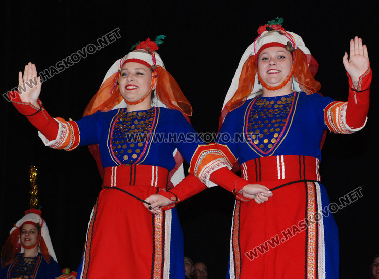 Ансамбъл „Китна Тракия“ с предколеден концерт в театъра