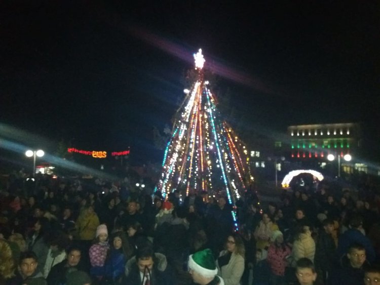 Новогодишна елха грейна тази вечер в центъра на Кирково