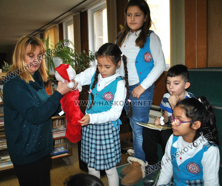 Второкласници с първа коледна салфетка за колекция 