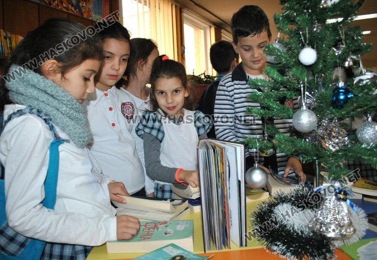 Второкласници с първа коледна салфетка за колекция 