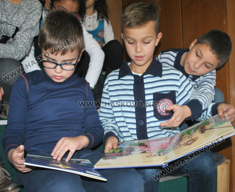 Второкласници с първа коледна салфетка за колекция 