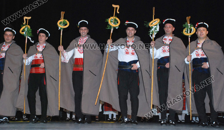 Ансамбъл „Китна Тракия“ с предколеден концерт в театъра