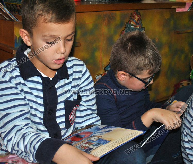 Второкласници с първа коледна салфетка за колекция 